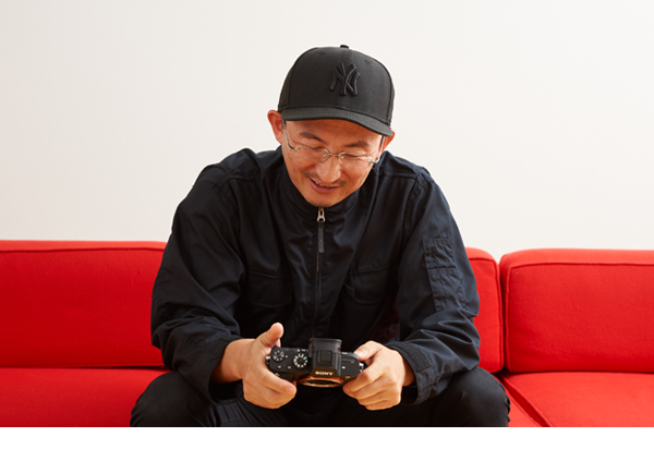 α7SR IIを持って、微笑む監督
