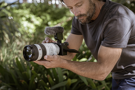 �� �ʐ^�̃����Y�͕ʔ���FE 70-200mm F2.8 GM OSS�A�}�C�N�͕ʔ���ECM-B1M�ł�