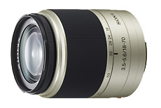 αレンズ『SAL1870/N』(DT 18-70mm F3.5-5.6)の筐体にパールがかった淡いゴールドの塗装が施されているイメージ画像