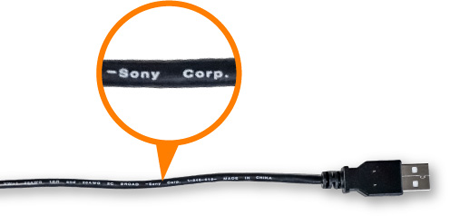 USBケーブルの画像。ケーブルに印字された文字を拡大すると、Sony corp.と印字されている。