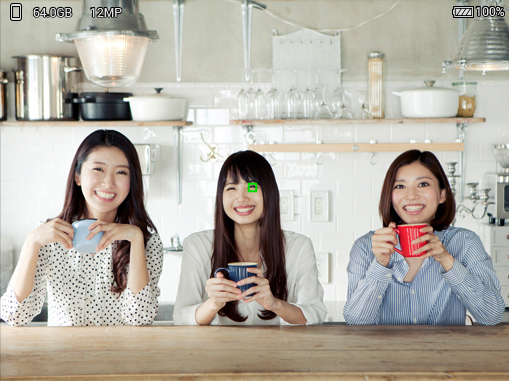 シャッターを半押しすると、タップした人物に緑の枠が出ます。